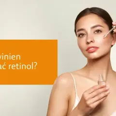 Młoda kobieta aplikuje serum z pipetką na twarz. Tekst: "Kto powinien stosować retinol?".