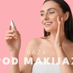 Uśmiechnięta kobieta aplikuje na twarz bazę pod makijaż z buteleczki z pompką.