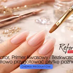 Dłoń z idealnymi paznokciami, pędzelek z żelem. Czy wybrać primer kwasowy czy bezkwasowy do perfekcyjnej płytki?