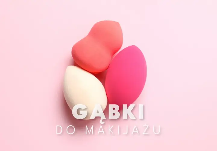 Trzy kolorowe gąbki do makijażu na różowym tle. Dowiedz się, jak używać gąbki do makijażu dla idealnego efektu.
