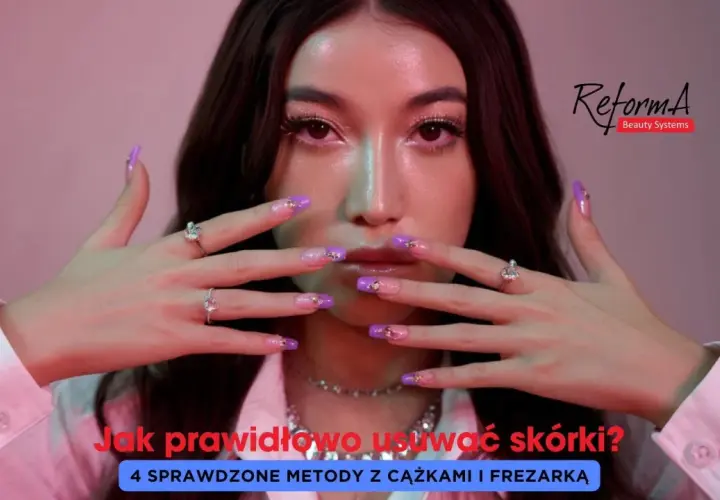 Kobieta z pięknymi paznokciami pokazuje, jak usunąć skórki wokół paznokci, prezentując 4 metody z cążkami i frezarką.