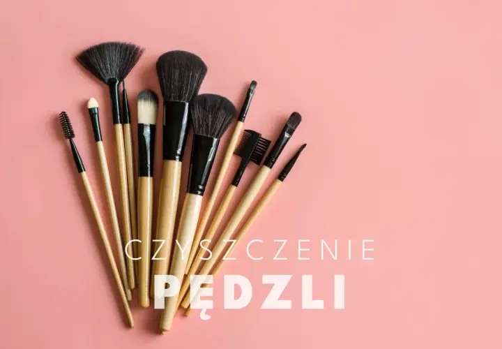 Zestaw pędzli do makijażu na różowym tle. Dowiedz się, jak myć pędzle do makijażu, by służyły Ci dłużej.