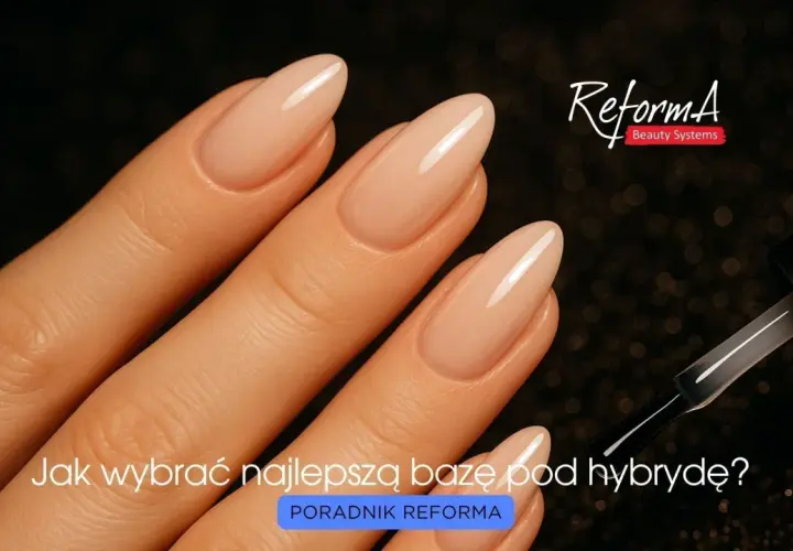 Dłoń z idealnym manicure hybrydowym. Pędzelek lakieru i pytanie "Jak wybrać najlepszą bazę pod hybrydę?".