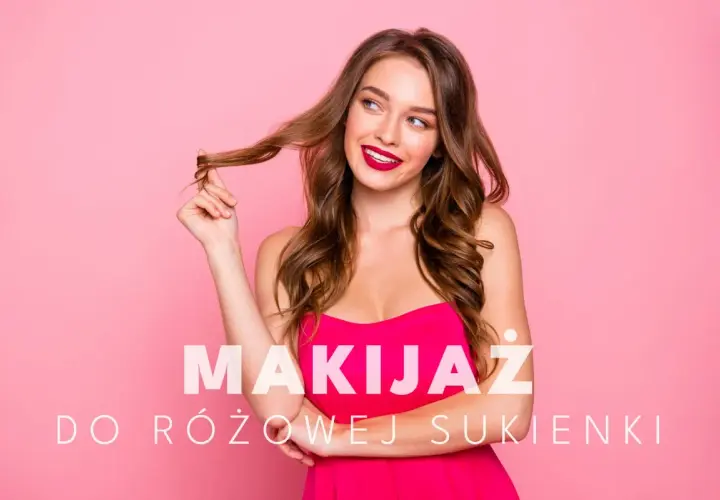 Uśmiechnięta kobieta w fuksjowej sukience, z burzą brązowych loków, prezentuje idealny makijaż do różowej sukienki.