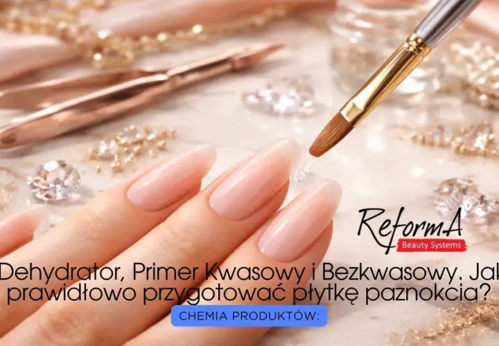 Dłoń z idealnymi paznokciami, pędzelek z żelem. Czy wybrać primer kwasowy czy bezkwasowy do perfekcyjnej płytki?