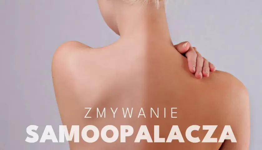 Widoczne nierównomierne **plamy po samoopalaczu** na plecach i ramionach kobiety. Tekst: "Zmywanie samoopalacza".