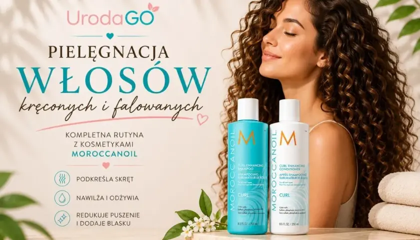 Kobieta z pięknymi, falowanymi włosami i kosmetykami Moroccanoil. Dowiedz się, jak dbać o falowane włosy, by podkreślić skręt i dodać blasku.