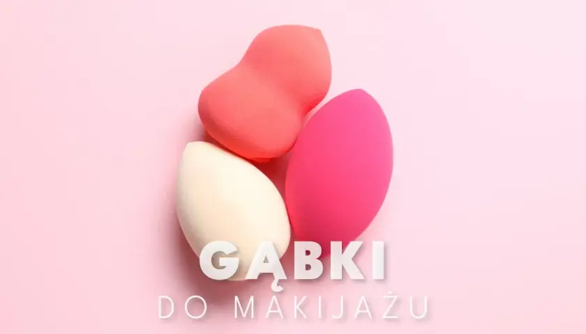 Trzy kolorowe gąbki do makijażu na różowym tle. Dowiedz się, jak używać gąbki do makijażu dla idealnego efektu.
