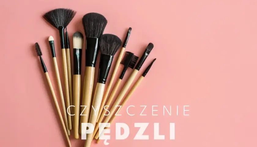 Zestaw pędzli do makijażu na różowym tle. Dowiedz się, jak myć pędzle do makijażu, by służyły Ci dłużej.
