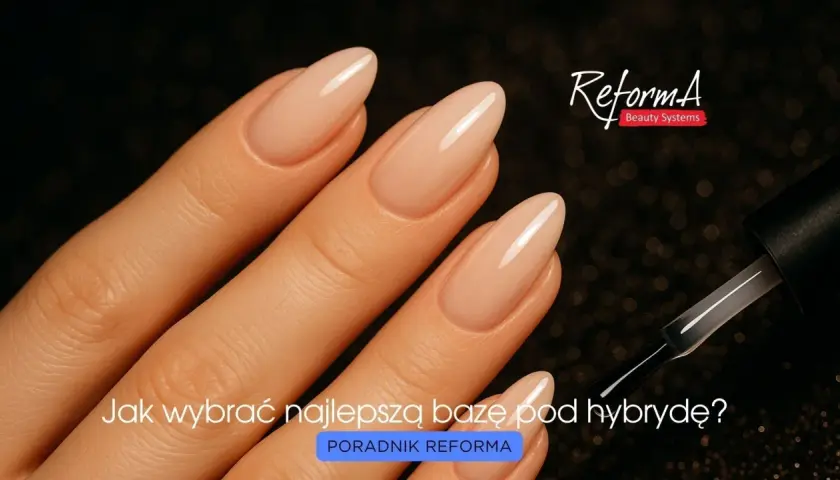 Dłoń z idealnym manicure hybrydowym. Pędzelek lakieru i pytanie "Jak wybrać najlepszą bazę pod hybrydę?".
