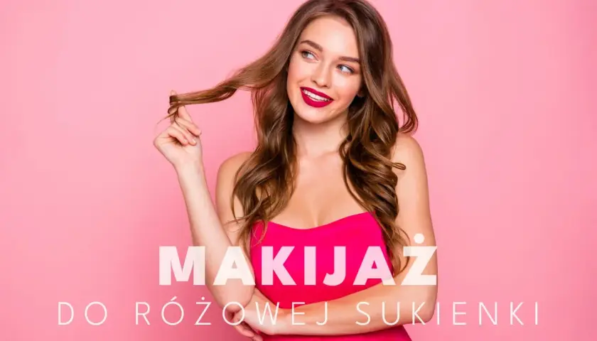 Uśmiechnięta kobieta w fuksjowej sukience, z burzą brązowych loków, prezentuje idealny makijaż do różowej sukienki.