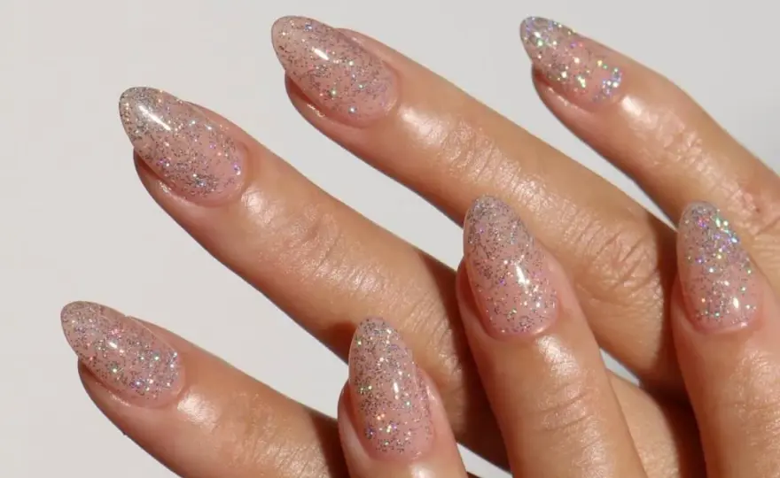 Delikatne paznokcie 2026 – jak zrobić modny manicure?