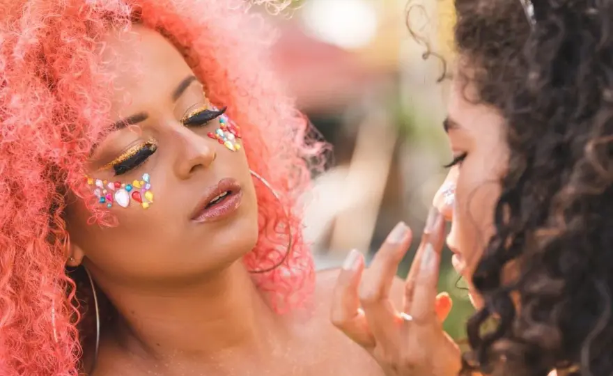 Makijaż na festiwal - Trwały look, który przetrwa całą noc
