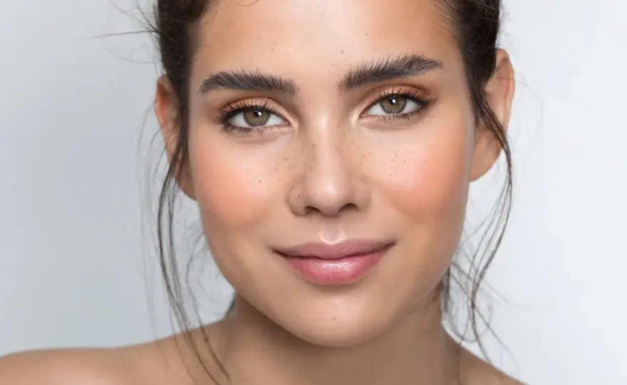 Makijaż dla brunetek - Jak uzyskać lekki i świeży look?