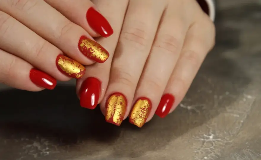 Manicure ze złotem - Jak nosić, by wyglądał drogo?