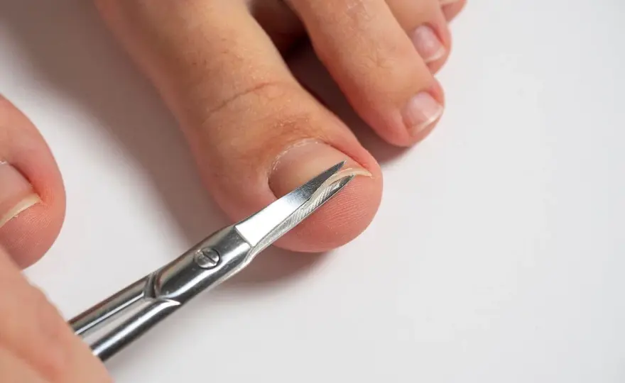 Czym obcinać paznokcie u stóp? Wybierz najlepsze narzędzie!