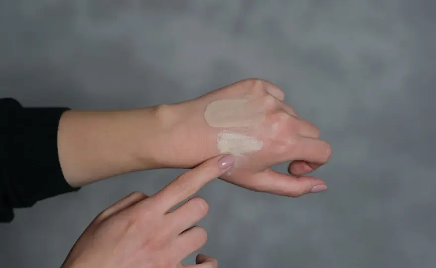 Light beige w makładzie - Jak wybrać idealny odcień?