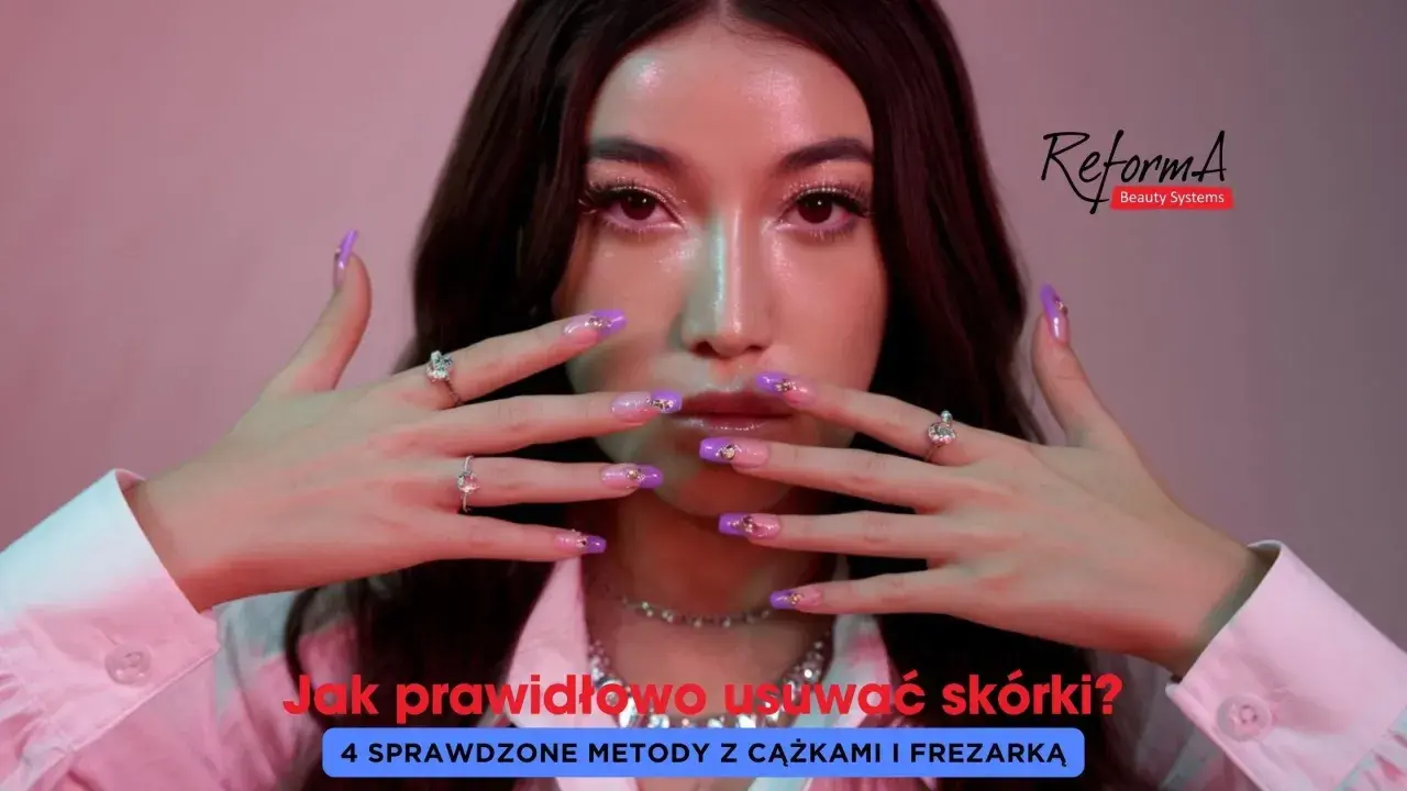 Kobieta z pięknymi paznokciami pokazuje, jak usunąć skórki wokół paznokci, prezentując 4 metody z cążkami i frezarką.