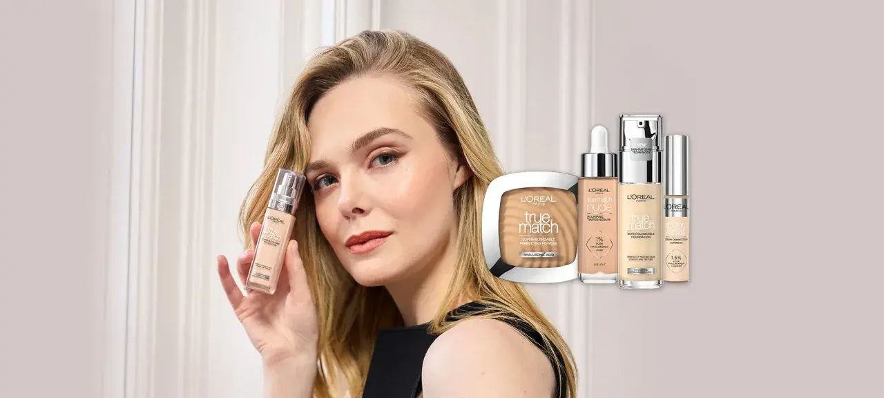 Modelka prezentuje podkład L'Oréal True Match, pokazując, jak dobrać odcień. W tle kosmetyki z tej serii.