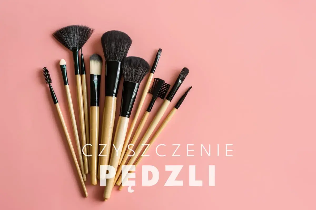 Zestaw pędzli do makijażu na różowym tle. Dowiedz się, jak myć pędzle do makijażu, by służyły Ci dłużej.