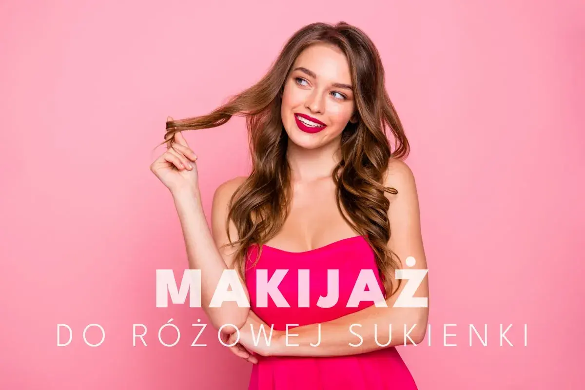 Uśmiechnięta kobieta w fuksjowej sukience, z burzą brązowych loków, prezentuje idealny makijaż do różowej sukienki.