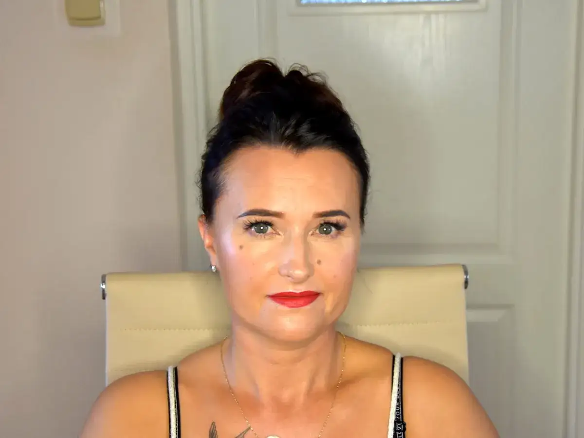 Elegancki makijaż na wesele dla 40-latki: subtelne cienie, podkreślone rzęsy i klasyczna czerwona szminka.