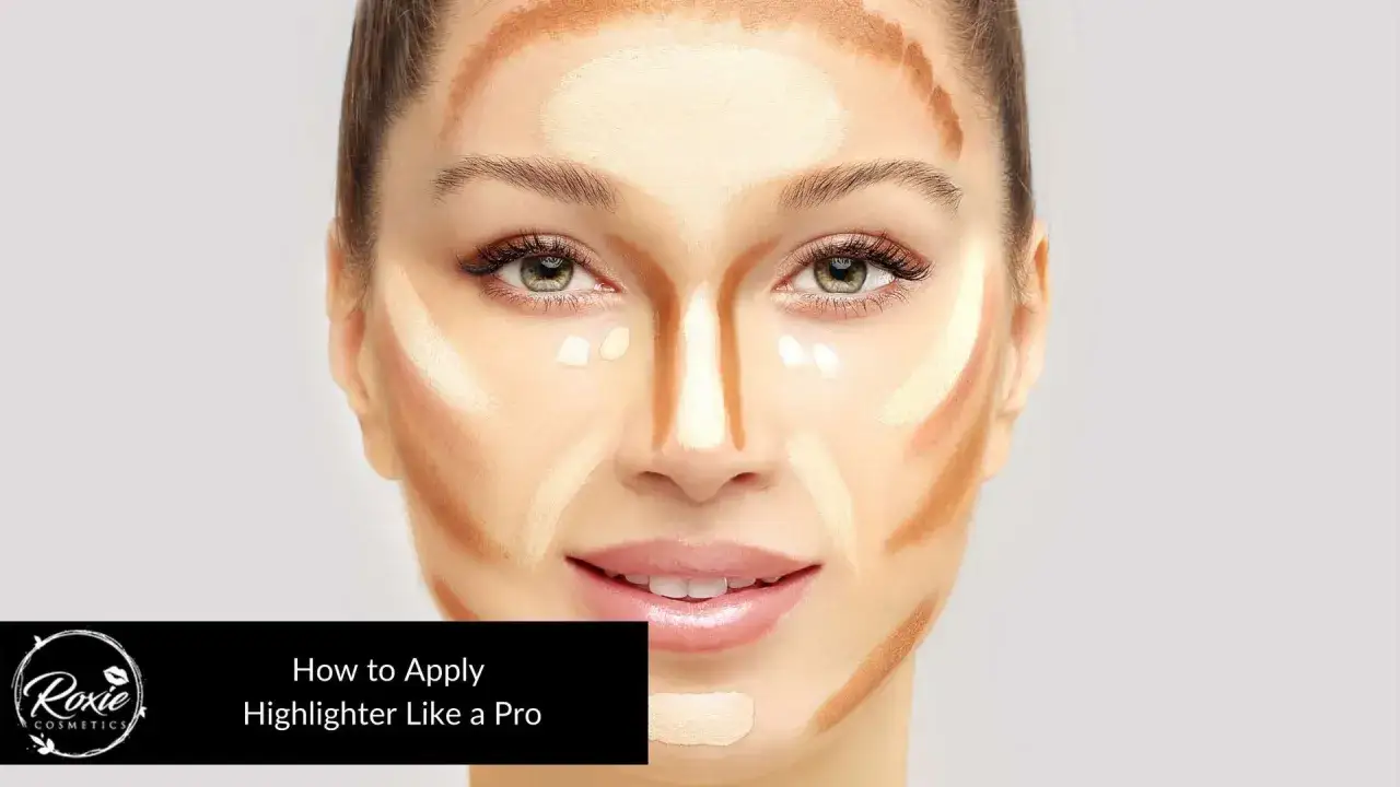 Modelka pokazuje, gdzie nakładać rozświetlacz i bronzer, tworząc efekt konturowania.