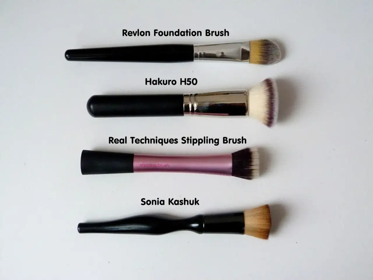 Por&oacute;wnanie pędzli do podkładu: Revlon, Hakuro H50, Real Techniques i Sonia Kashuk. Kt&oacute;ry pędzel do podkładu wybrać?